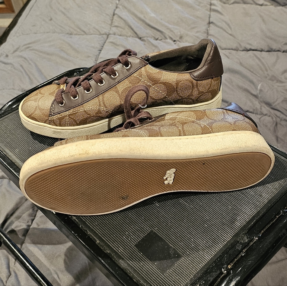 Authentic coach sneakers. Beautifully colored and comfortable cute with shorts - Picture 3 of 4